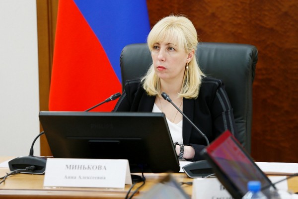 Анна Минькова поручила усилить работу по привлечению учителей и врачей в госучреждения Кубани