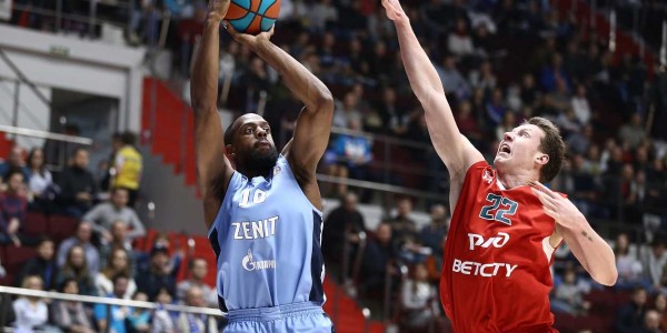 "Локо" обыгрывает "Зенит" в Санкт-Петербурге