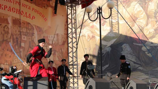 Второй фестиваль-конкурс &laquo;Эфес Кубани&raquo; по артистическому фехтованию и боевому танцу посетили более 10 тыс. краснодарцев