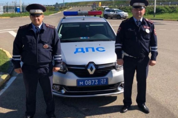 В Краснодаре сотрудники ДПС помогли доставить в больницу мужчину с ранением В Краснодаре сотрудники ДПС помогли доставить в больницу мужчину с ранением