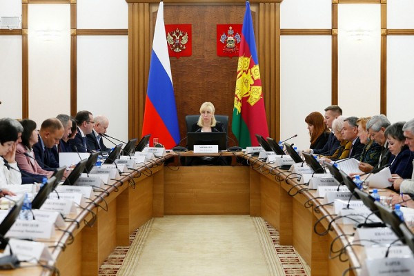Анна Минькова поручила усилить работу по привлечению учителей и врачей в госучреждения Кубани