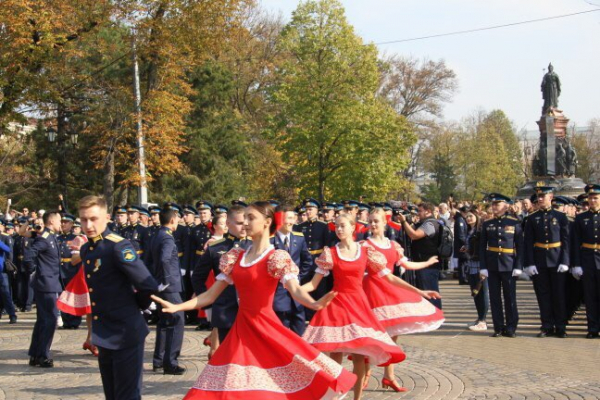 Выпускной у летчиков: в Краснодаре выпустили 559 пилотов