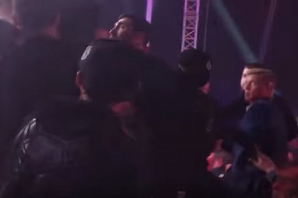 Сошлись стенка на стенку: в Сочи турнир по MMA закончился массовой потасовкой