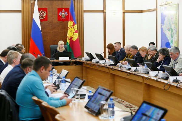 Анна Минькова поручила усилить работу по привлечению учителей и врачей в госучреждения Кубани