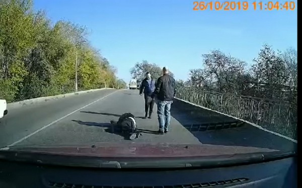 Мужчина вывалился из скорой помощи прямо на проезжую часть (видео)