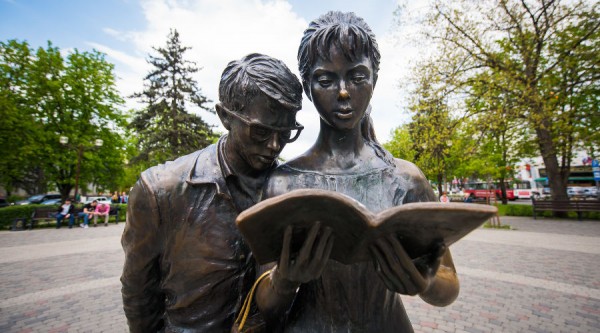 Брежнев, Фантомас или Сальвадор Дали? Кому посвящены эти памятники в Краснодаре?