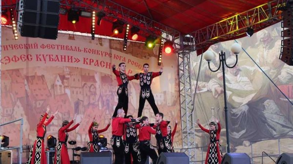 Второй фестиваль-конкурс &laquo;Эфес Кубани&raquo; по артистическому фехтованию и боевому танцу посетили более 10 тыс. краснодарцев