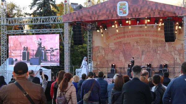 Второй фестиваль-конкурс &laquo;Эфес Кубани&raquo; по артистическому фехтованию и боевому танцу посетили более 10 тыс. краснодарцев