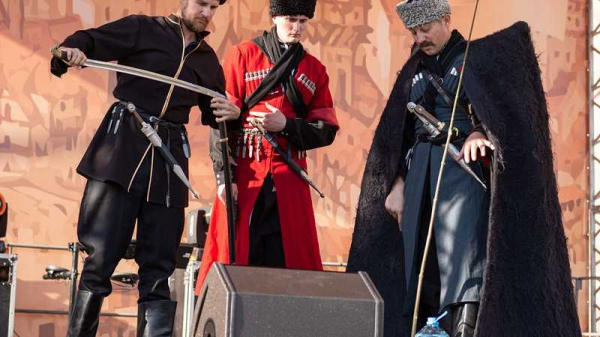 Второй фестиваль-конкурс &laquo;Эфес Кубани&raquo; по артистическому фехтованию и боевому танцу посетили более 10 тыс. краснодарцев