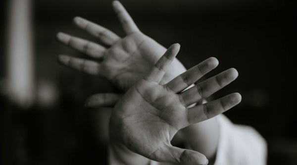 Как распознать домашнее насилие и что делать дальше. Отвечают адвокат и психолог