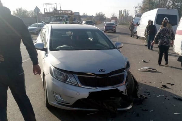 
            Mercedes, Hummer и KIA столкнулись в Краснодарском крае. Пострадали женщина и ребенок                    