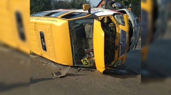 Появилось видео столкновения маршрутки и иномарки в Майкопе Появилось видео столкновения маршрутки и иномарки в Майкопе