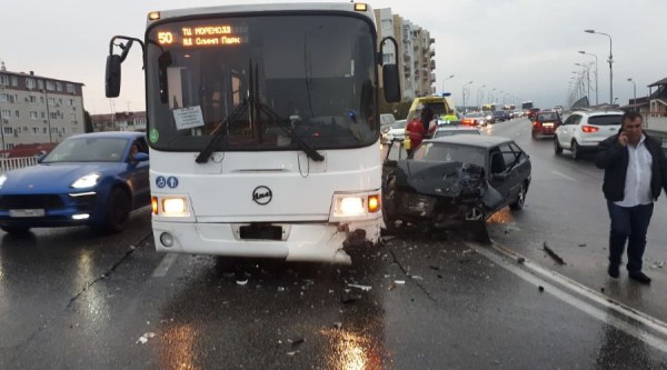 Три человека пострадали в ДТП с участием автобуса в Сочи