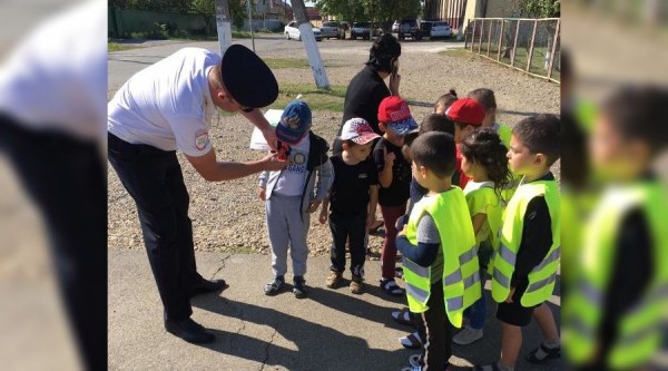 В Адыгее довольны экспериментом со световозвращающими жилетами в начальных классах