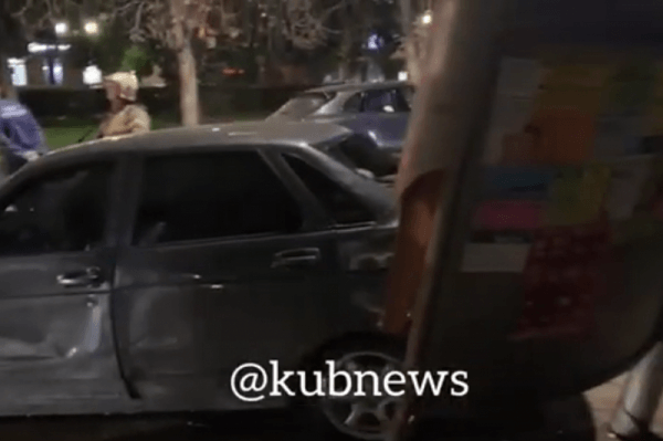 
            В центре Краснодара &laquo;Лада Приора&raquo; влетела в остановку. Пострадали люди (видео)                    