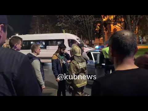 
            В центре Краснодара &laquo;Лада Приора&raquo; влетела в остановку. Пострадали люди (видео)                    