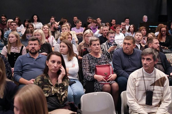 
            В Краснодаре Молодежный театр выпустил «Мертвые души»                     