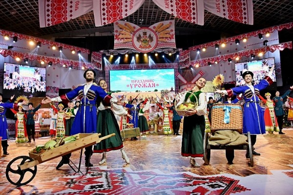 В Краснодаре прошел краевой Праздник урожая
В Краснодаре прошел краевой Праздник урожая