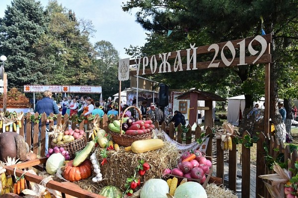 В Краснодаре прошел краевой Праздник урожая
В Краснодаре прошел краевой Праздник урожая