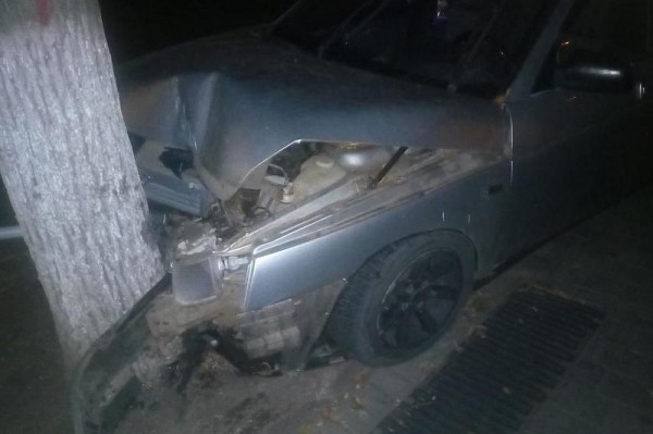 В Краснодарском крае пьяная девушка без прав на ВАЗе снесла дорожные знаки и врезалась в дерево
В Краснодарском крае пьяная девушка без прав на ВАЗе снесла дорожные знаки и врезалась в дерево