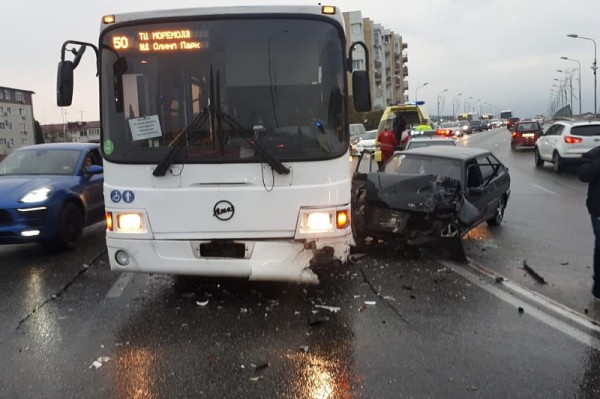 
            В Сочи в ДТП с пассажирским автобусом пострадали три человека                    