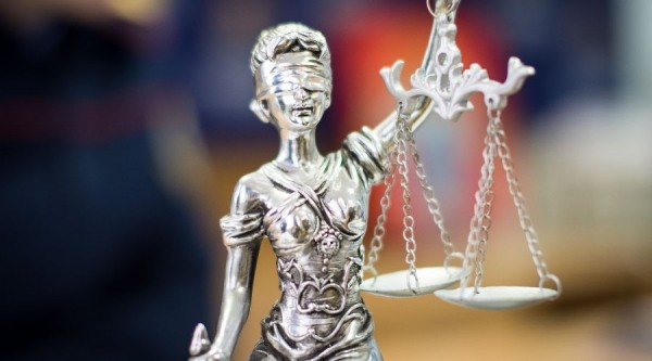 В суде больше нельзя представлять интересы сторон без юридического диплома