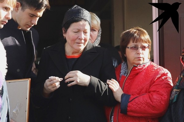 Мать убитой в Петербурге аспирантки увезли в больницу прямо с кладбища