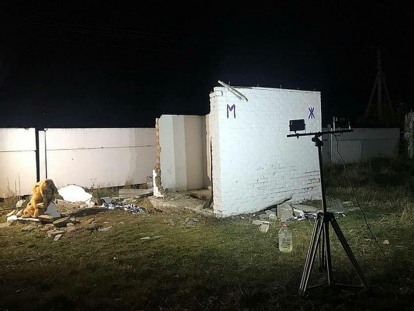 Она первая забила тревогу: Учительнице найденной в уличном туалете девочки сделали выговор