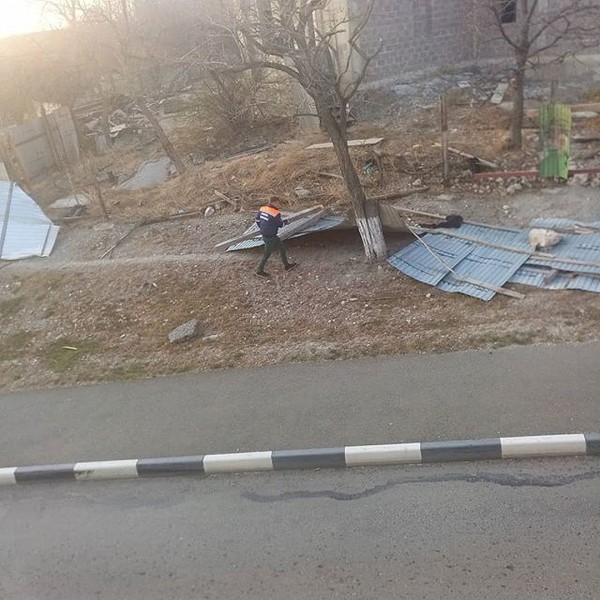 Ветер гнет металл: В Новороссийске введен режим ЧС из-за урагана