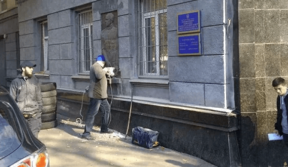В Одессе демонтировали барельеф маршалу Жукову 