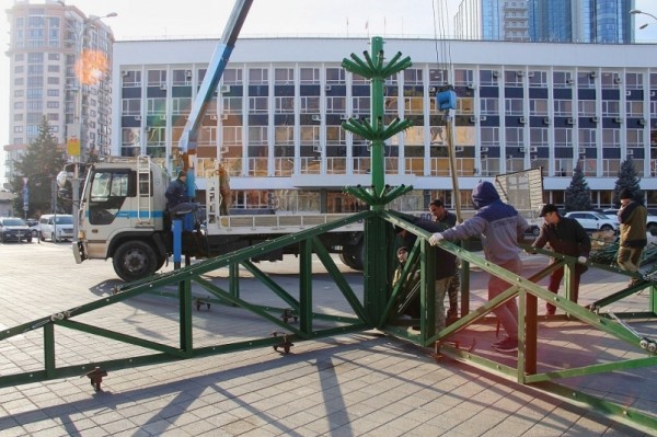 Новый год близко: в Краснодаре начали установку главной городской елки Новый год близко: в Краснодаре начали установку главной городской елки