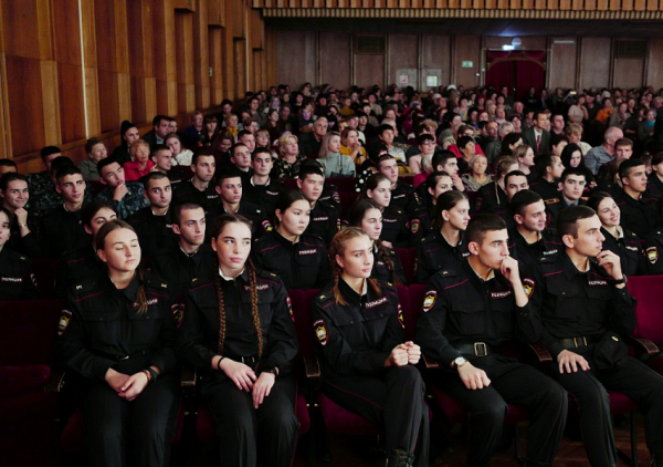 Вениамин Кондратьев поприветствовал участников фестиваля «Вечевой колокол»