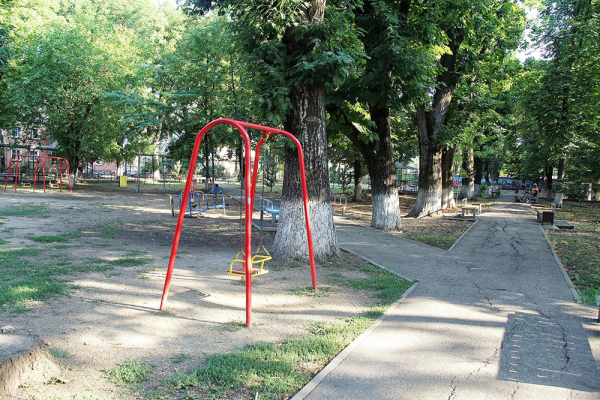 Памп-трек, тренажеры и футбол в одном месте: в Фестивальном микрорайоне Краснодара благоустроили сквер «Майский»