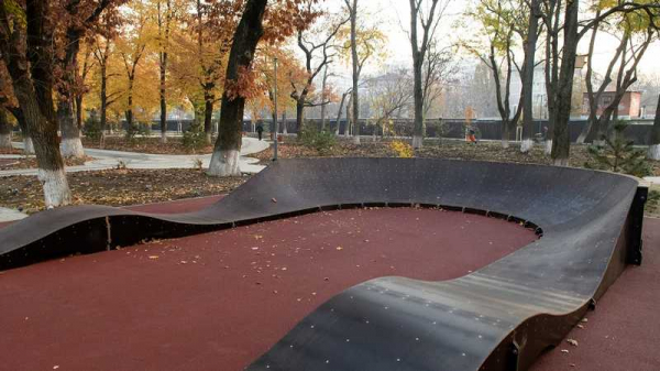 Памп-трек, тренажеры и футбол в одном месте: в Фестивальном микрорайоне Краснодара благоустроили сквер «Майский»