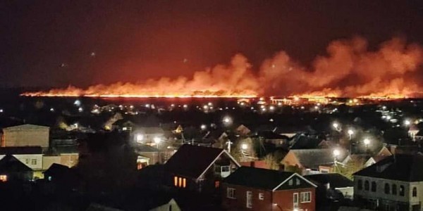 Под Темрюком тушили загоревшийся камыш Под Темрюком тушили загоревшийся камыш