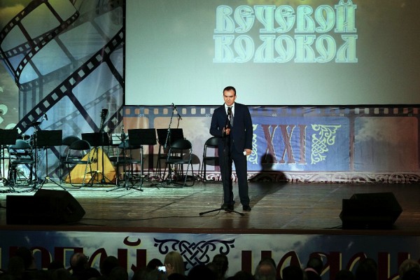 Вениамин Кондратьев поприветствовал участников фестиваля «Вечевой колокол»