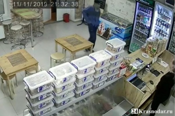 Серийный грабитель магазинов с ножом