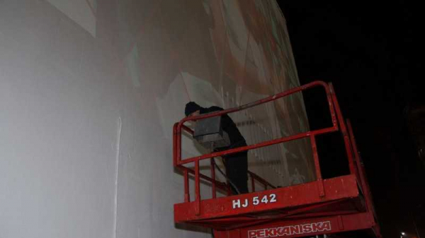 Стрит-арт-художник из Милана начал создавать картину на стене администрации Краснодара