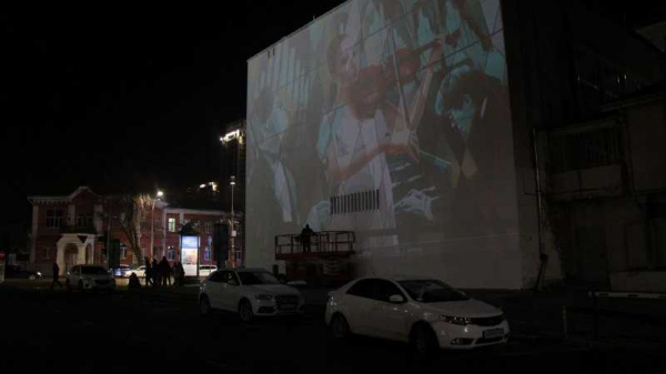 Стрит-арт-художник из Милана начал создавать картину на стене администрации Краснодара