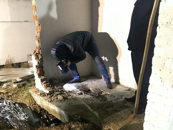 Она первая забила тревогу: Учительнице найденной в уличном туалете девочки сделали выговор