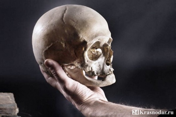 Безумец с черепом