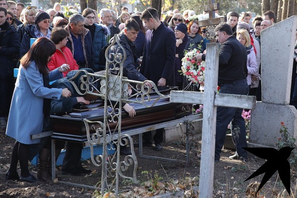 Мать убитой в Петербурге аспирантки увезли в больницу прямо с кладбища