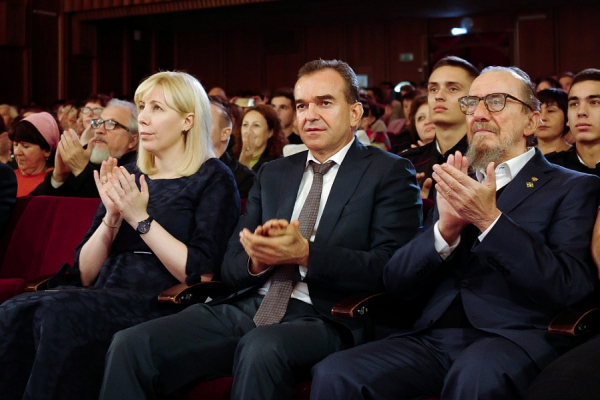 Вениамин Кондратьев поприветствовал участников фестиваля «Вечевой колокол»