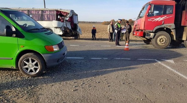 В Белореченском районе грузовик «поцеловал» стоящий автобус