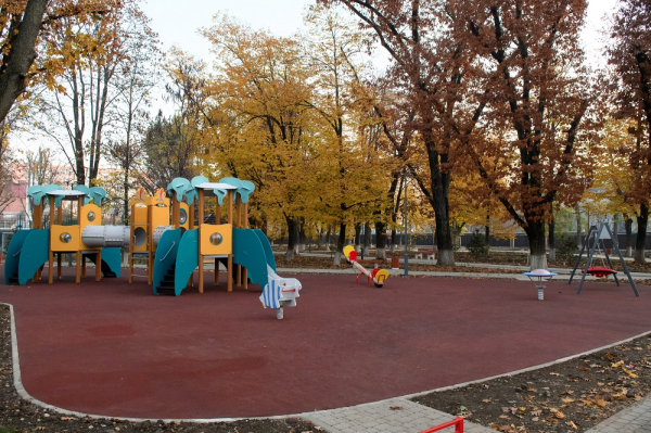 Памп-трек, тренажеры и футбол в одном месте: в Фестивальном микрорайоне Краснодара благоустроили сквер «Майский»