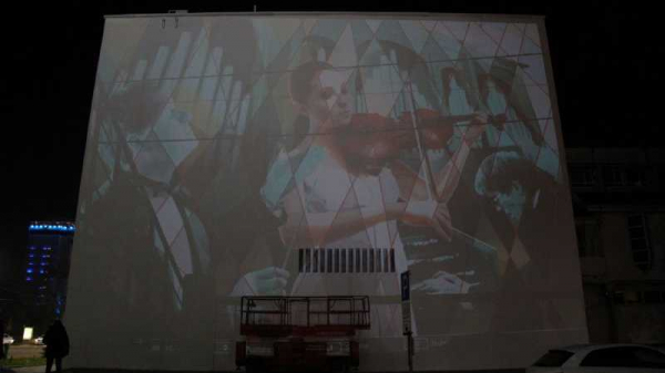 Стрит-арт-художник из Милана начал создавать картину на стене администрации Краснодара