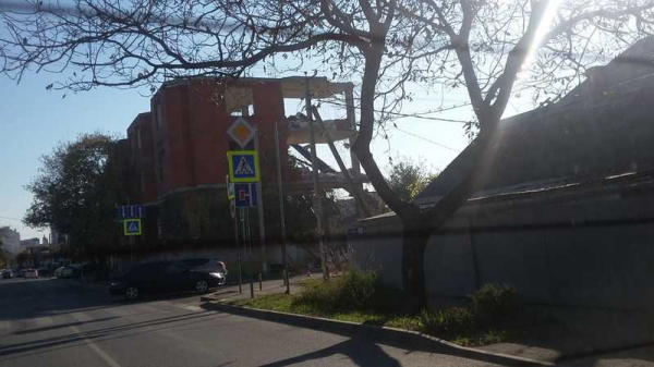 В Краснодаре сносят трехэтажный самострой по ул. им. Бабушкина В Краснодаре сносят трехэтажный самострой по ул. им. Бабушкина