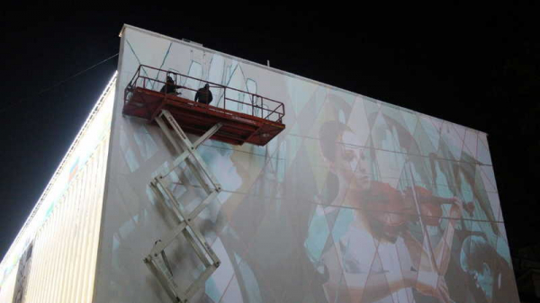 Стрит-арт-художник из Милана начал создавать картину на стене администрации Краснодара