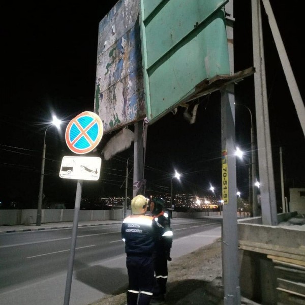 Ветер гнет металл: В Новороссийске введен режим ЧС из-за урагана