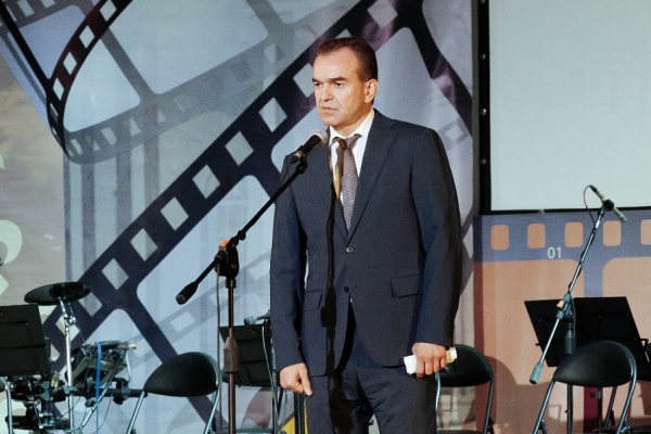 Вениамин Кондратьев поприветствовал участников фестиваля «Вечевой колокол»